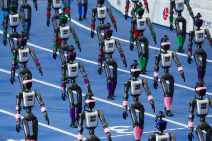 Miles de robts humanoides cumplieron con el desfile protocolario de unos Juegos que por segunda edición tuvo un crecimiento de participantes del 60 por ciento.