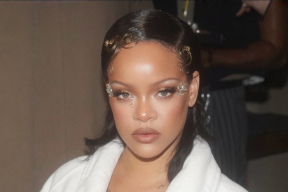 Rihanna las reinterpreta con un acabado más suave a diferencia de los años 90s.