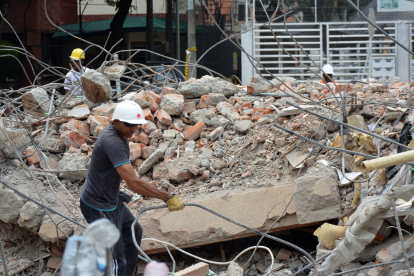 Entre escombros y recuerdos, Cali (Colombia) comienza su reconstrucción tras el terremoto.