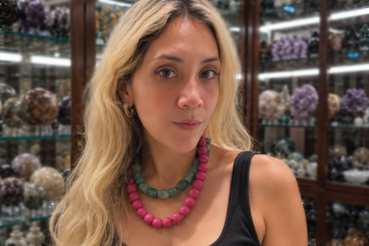 Los vi en redes y los probé: llevé el collar chunky estilo bola de chicle, en versión tagua, combinado con uno de jade.