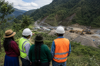 Representantes de comunidades y del sector minero observan una operación extractiva, en una imagen que refleja la importancia del diálogo, la confianza y el desarrollo local para construir una verdadera licencia social.