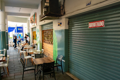 Locales vacíos con letreros de alquiler marcan el panorama comercial actual de la icónica calle Panamá en Guayaquil.
