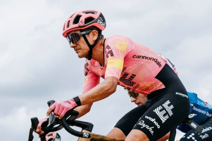 Richard Carapaz durante la segunda etapa de La Vuelta a España 2026, donde terminó en el puesto 25 y mantuvo la diferencia de 37 segundos con Pogačar.