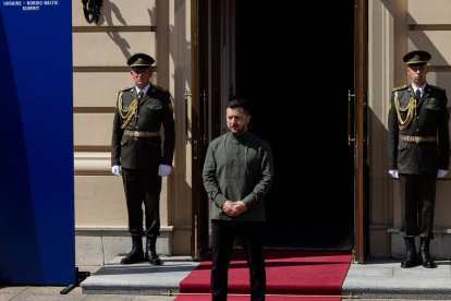 El presidente de Ucrania, Volodímir Zelenski, aguarda la llegada de los invitados internacionales a la cumbre del grupo Nórdico-Báltico (NB8) en Kiev, este domingo 23 de agosto.