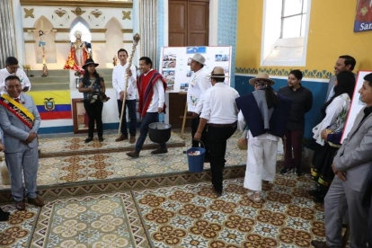 En la iglesia de la comuna de Lumbisí se realizó una ceremonia religiosa.