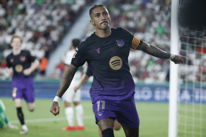 El delantero del Barcelona Raphinha celebra tras marcar durante el partido de LaLiga ante el Elche CF.