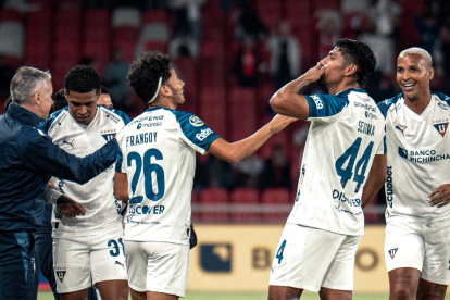 Jugadores de Liga de Quito celebran el tanto de Luis Segovia (c.) contra Emelec.