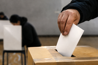 Un ciudadano deposita su voto en una urna durante una jornada electoral.