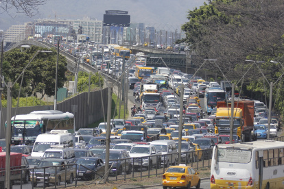 Congestionamiento vehicular en el Puente de la Unidad Nacional.