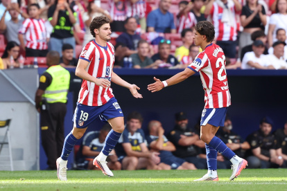 El delantero del Atlético de Madrid Guiuliano Simeone (d) saluda a Julián Álvarez al entrar en el terreno de juego, durante el partido de LaLiga ante Villarreal CF.