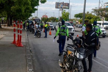 ATM controla motociclistas en Guayaquil desde agosto por licencias y seguridad vial.