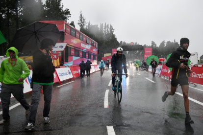 Ciclistas no pudieron continuar en la tercera etapa de La Vuelta a España por la caída de granizo.