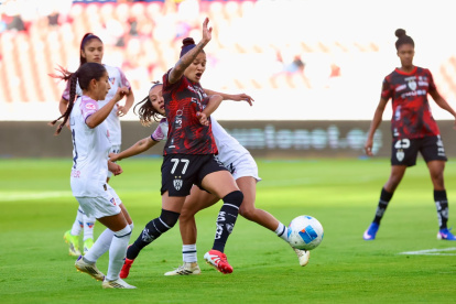 La delantera Karen Páez (c) marcó en la victoria 2-0 de Dragonas IDV sobre Guerreras Albas en la final de ida.