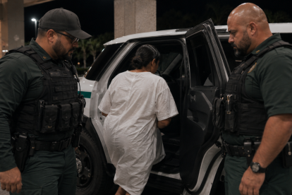 Referencial.Agentes escoltan a una ecuatoriana detenida por ICE en Florida.