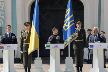 El primer ministro de Gran Bretaña, Andy Burnham, el presidente de Ucrania, Volodymyr Zelensky, y el presidente del Consejo Europeo, Antonio Costa, en el Día de la Independencia de Ucrania en Kiev, el 24 de agosto de 2026.
