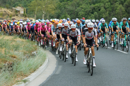 Los ciclistas corren en la tercera etapa de la Vuelta a España 2026.