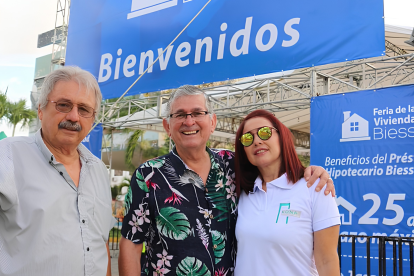 Interesados revisan requisitos y pasos para participar en los remates de casas del Biess durante la feria de vivienda.