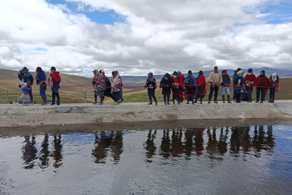 Comuneros de Tungurahua recorren y vigilan las zonas de páramo como parte de los acuerdos para proteger las fuentes de agua y conservar el territorio.
