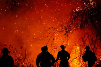 Brigadistas intentan sofocar los focos de fuego activos en el departamento del Tolima.