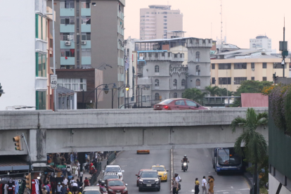 Escena urbana en Ecuador, donde la inseguridad motivó la actualización de la alerta de viaje emitida por Estados Unidos.