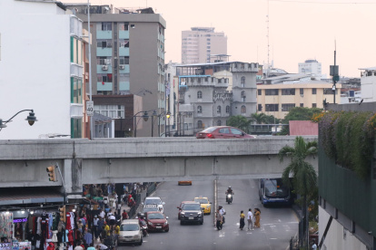 Un flujo importante de personas transitan a diario por debajo de edificios en la Bahía de Guayaquil.
