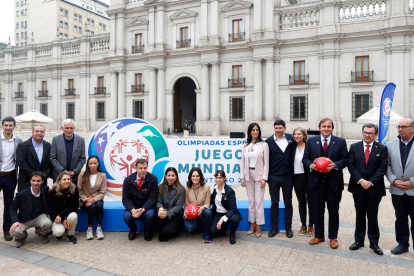 El ministro del Deporte de Chile, Francisco Riveros (d), juega fútbol con deportistas con discapacidad intelectual durante la ceremonia.
