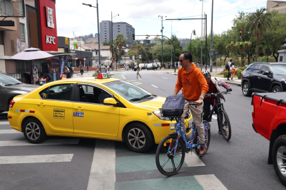 El deterioro vial y la invasión de ciclovías por vehículos obligan a ciclistas de Quito a compartir espacios con automóviles.
