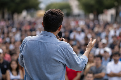 Los precandidatos buscan conectar con el electorado mientras los expertos alertan sobre el peso de las emociones en la campaña.