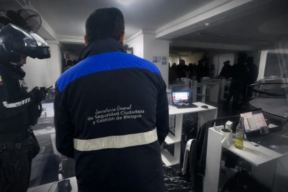 El operativo de la Policía permitió intervenir un call center en el norte de Quito, donde se encontraron 172 computadores y 66 celulares.
