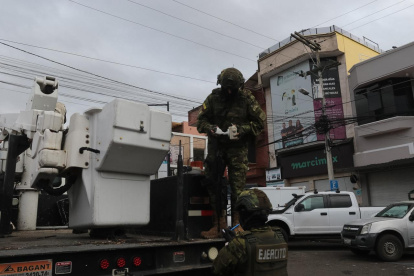 En el sector de la Feria Libre, en Cuenca, se retiraron cinco cámaras de seguridad que estaban colocadas en postes de alumbrado público.