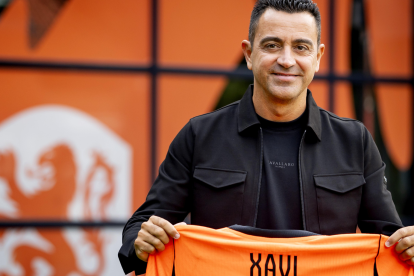 El recién nombrado Xavi Hernández asiste a su presentación como seleccionador de la selección nacional de fútbol de los Países Bajos.