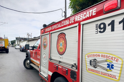 Personal del Cuerpo de Bomberos atendió la emergencia registrada en una empresa del km 7.5 de la vía a Daule, en Guayaquil.