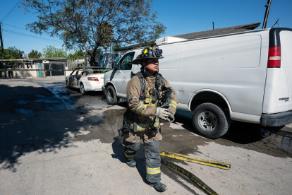 Un bombero pasa junto a un auto quemado, presuntamente incendiado por grupos del crimen organizado, en respuesta a una operación en Jalisco para arrestar a Nemesio Oseguera, líder del violento Cártel Jalisco Nueva Generación, en Tijuana, estado de Baja California.
