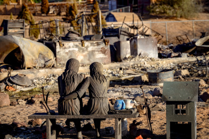 Una estatua permanece entre los restos de una casa arrasada por el incendio Hawk en Reno, Nevada, el 24 de agosto de 2026.