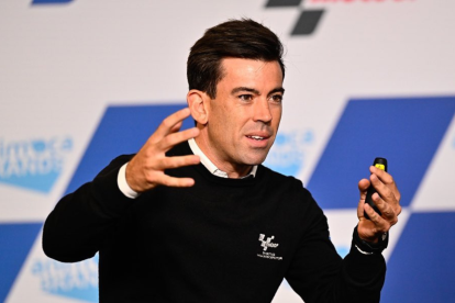 Carlos Ezpeleta durante una conferencia relacionada con MotoGP, donde abordó temas vinculados al desarrollo y crecimiento del campeonato.