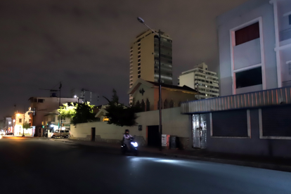 El daño de esta luminaria provoca molestias a quienes residen en el sector de José Mascote, entre Primero de Mayo y Quisquís, centro de Guayaquil.