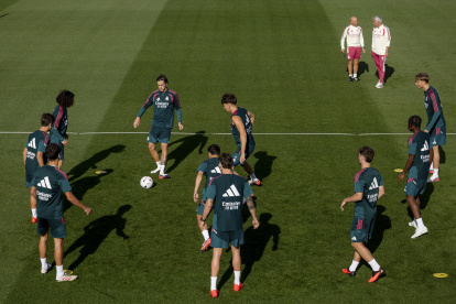 El técnico del Real Madrid, José Mourinho (detrás,d), durante el entrenamiento.