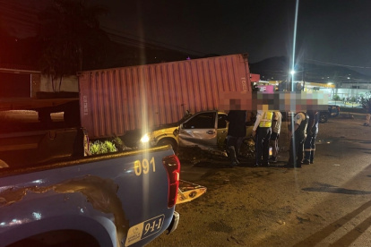 El contenedor cayó sobre el costado derecho de la camioneta, en el parterre central del kilómetro 11 de la vía a la costa.