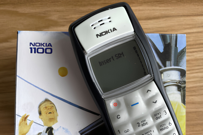 El histórico celular Nokia 1100 es uno de los modelos más vendidos de la historia y sirve de inspiración para la nueva generación de teléfonos básicos.