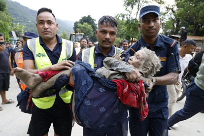 Una anciana fue rescatada de una residencia de ancianos en Devighat tras una inundación repentina en Trishuli Bazar, distrito de Nuwakot, Nepal, el 26 de agosto de 2026.