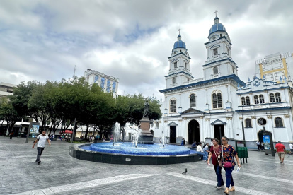 La plaza Vicente Rocafuerte, ubicada en avenida 9 de Octubre y Pedro Carbo, en el centro de Guayaquil.