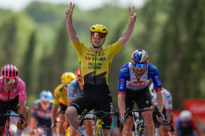 El ciclista británico Matthew Brennan (Visma Lease a Bike) celebra su victoria en la quinta etapa de La Vuelta a España.