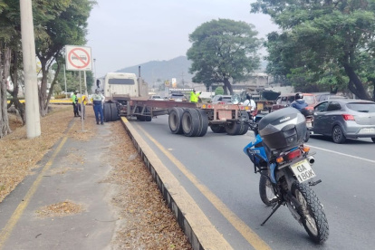 Un tráiler intentó realizar un giro en el primer retorno de la vía a la costa la mañana de este miércoles 26 de agosto.