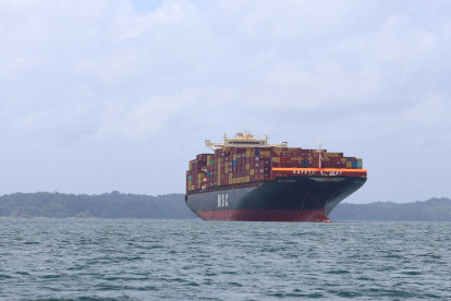 Buques portacontenedores transitando por el Canal de Panamá, en Ciudad de Panamá (Panamá).