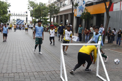En cada cierre vial mal pensado, las activaciones  bloquean calles quitando el parqueo al cliente fijo de un domingo y reemplazándolo por un público flotante que no consume igual en los locales de la zona.