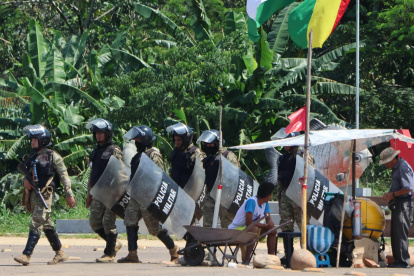 Grupos de militares y policías en Santa Cruz ante amenazas de campesinos de que iniciarán bloqueos de carreteras.