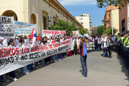 Decenas de médicos del sector público de Paraguay fueron captados el 25 de agosto, durante la segunda jornada de un paro nacional.