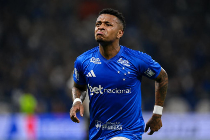 Keny Arroyo celebra su golazo con Cruzeiro ante Atlético Mineiro por la Copa de Brasil.