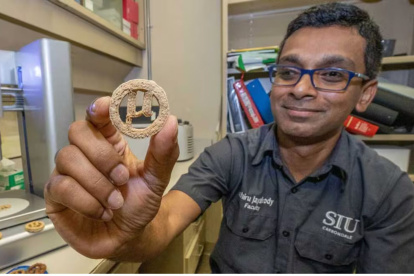 Lahiru Jayakody, líder del proyecto, mostrando una de las galletas.