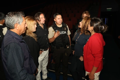Vecinos y policías dialogan en el primer encuentro de ‘Líderes que transforman’.